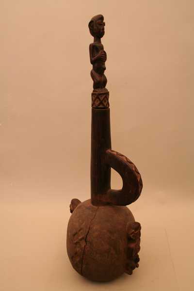 Nzandé (Cruche), d`afrique : , statuette Nzandé (Cruche), masque ancien africain Nzandé (Cruche), art du  - Art Africain, collection privées Belgique. Statue africaine de la tribu des Nzandé (Cruche), provenant du , 613/567 très belle carafe en bois H.T.64cm.la statuette du bouchon est de 20 cm.Sur le corp de la carafe sont sculpté 2 statuettes de 20cm de h.de chaque côté .Entre les deux  il y a des décorations,ainsi que sur la anse.début 20eme sc.(Nafaya). art,culture,masque,statue,statuette,pot,ivoire,exposition,expo,masque original,masques,statues,statuettes,pots,expositions,expo,masques originaux,collectionneur d`art,art africain,culture africaine,masque africain,statue africaine,statuette africaine,pot africain,ivoire africain,exposition africain,expo africain,masque origina africainl,masques africains,statues africaines,statuettes africaines,pots africains,expositions africaines,expo africaines,masques originaux  africains,collectionneur d`art africain